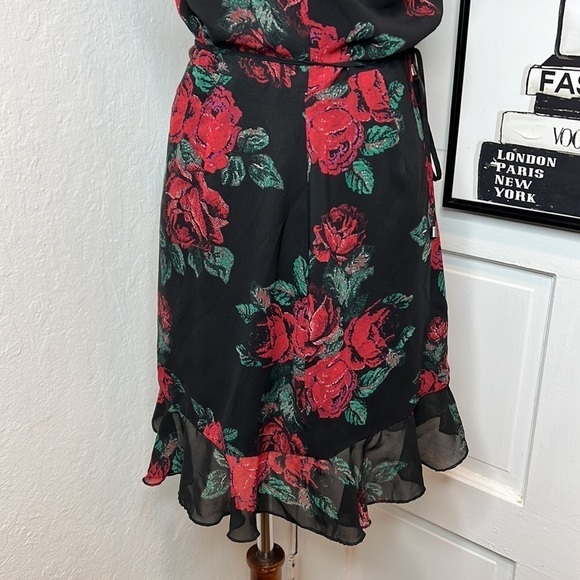 NWOT Lovers + Friends Gigi Rose Print Mini Wrap Dress Size S - Picture 7 of 9